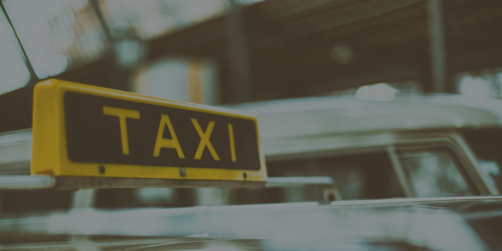 taxi-kyltti taksin katolla